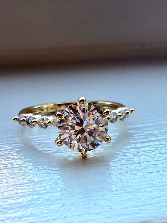 Pretty Bird Jewelry Jewelry - NEW! 18k Gold Plated Round-Cut Solitaire Engagement Ring with Accent Diamonds